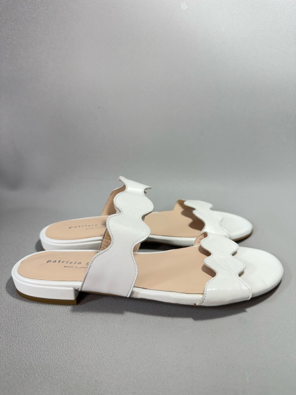 Patricia Green Palm Beach White Flat Scalloped Strap Slide Sandals - Picture 3 of 10